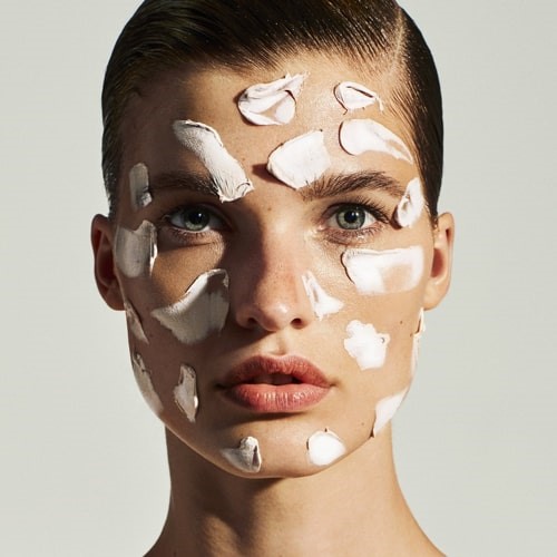 استفاده از ضد آفتاب در تمامی نواحی صورت برای روتین پوستی