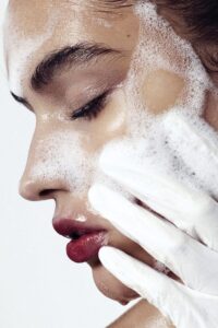 بهترین پاک کننده صورت برای پوست خشک
